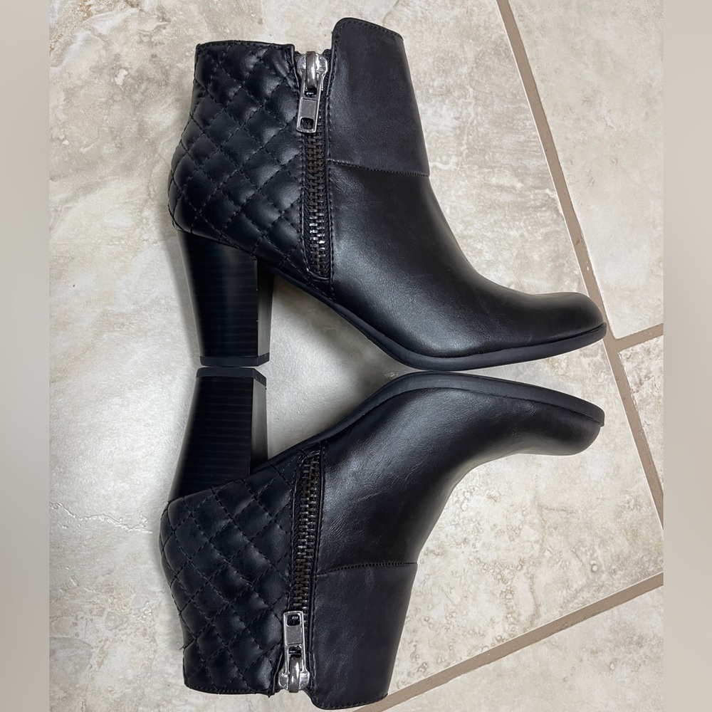 NIB Laura Ashley La-Fortune Boot 6M Ankle Bootie Zip Black Quilt 3” Heel Vegan